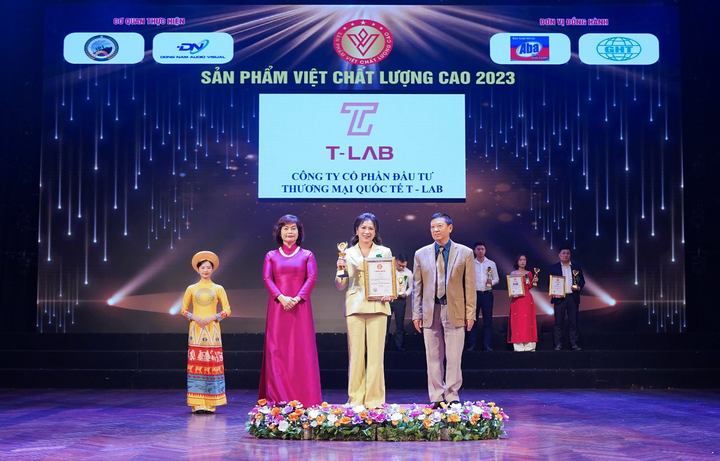 Đại diện cho Dược Mỹ phẩm & TPCN T-LAB – Chủ tịch Hội đồng Quản trị Trịnh Phương Thảo đã vinh dự nhận về giải thưởng vô cùng danh giá này!
